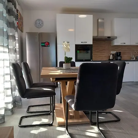 Seaside Family Friendly House With A Swimming Pool Privlaka, Zadar - 23159 * Privlaka (Zadar)