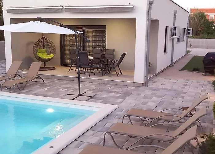 Seaside Family Friendly House With A Swimming Pool Privlaka, Zadar - 23159 Дом отдыха *