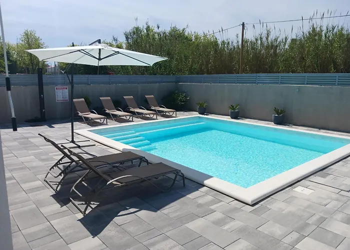 Seaside Family Friendly House With A Swimming Pool Privlaka, Zadar - 23159 * Привлака